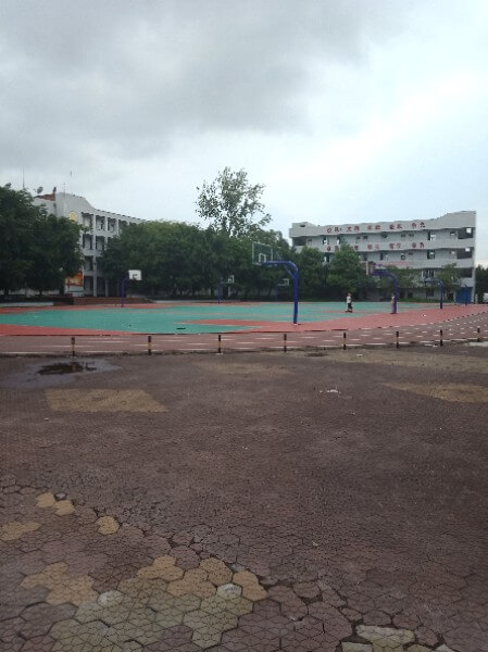 地處內(nèi)江市東興區(qū)郭北鎮(zhèn)。學(xué)校依山傍水，位于清流河畔，獅子山腳下。五十多年來，以其優(yōu)良的校風(fēng)、教風(fēng)、學(xué)風(fēng)、社會形象和獨特的辦學(xué)風(fēng)格，被評為“內(nèi)江市示范性高中”、“內(nèi)江市校風(fēng)示范?！薄ⅰ皟?nèi)江市最佳文明單位”、“內(nèi)江市辦學(xué)水平督導(dǎo)評估優(yōu)秀學(xué)校”、“內(nèi)江市體育傳統(tǒng)項目學(xué)?！?、“內(nèi)江市德育工作先進學(xué)?！?、“內(nèi)江市和諧校園”。