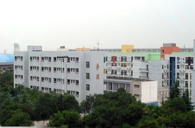 南山中學(xué)地理位置在哪里？