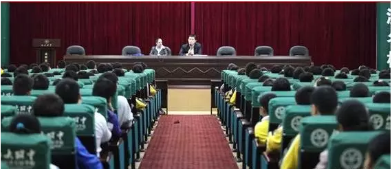 北大附中成都新津為明學校學費的收費標準是什么？