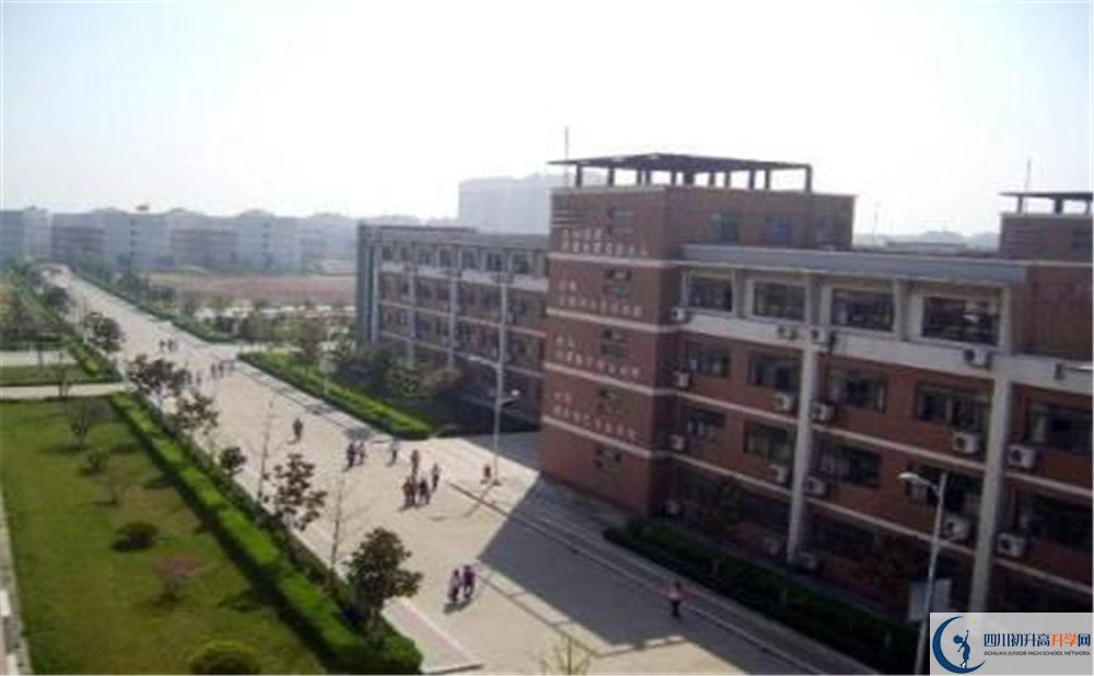 都江堰中學(xué)的學(xué)費(fèi)收費(fèi)標(biāo)準(zhǔn)是多少？