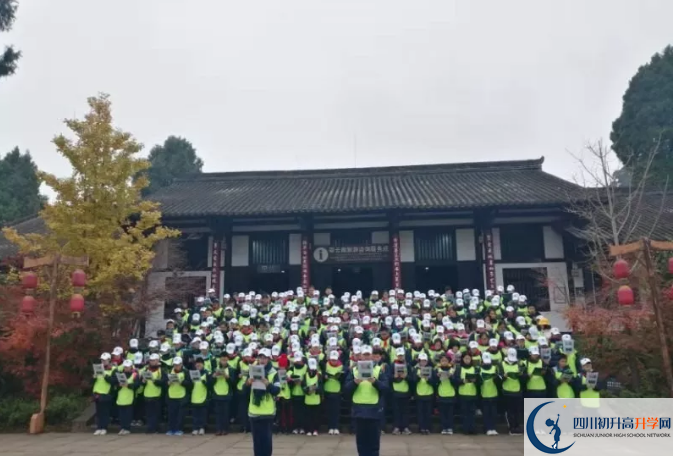 成都教科院附屬學(xué)校一年的學(xué)費(fèi)是多少？