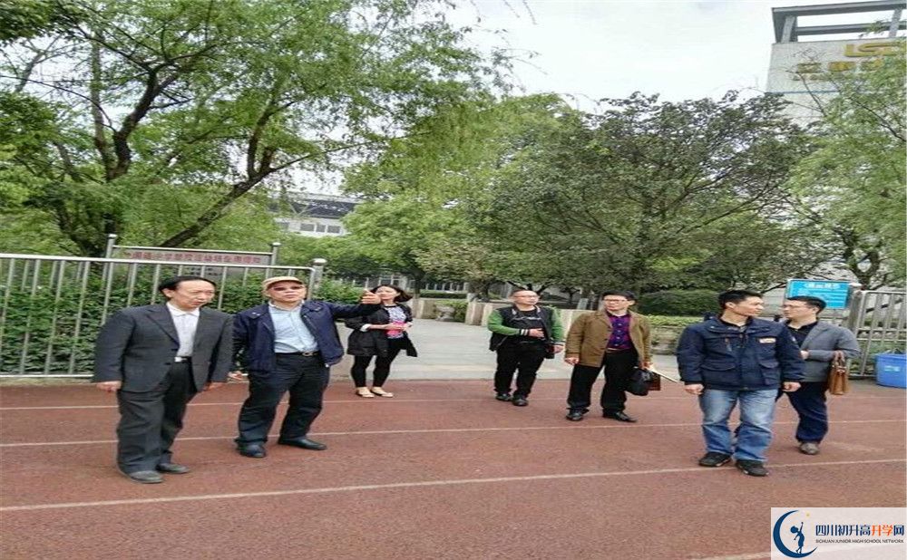成都嘉祥外國(guó)語學(xué)校一年的學(xué)費(fèi)是多少？