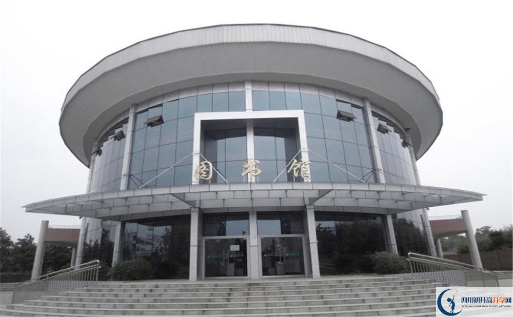 成都市龍泉中學(xué)一年的學(xué)費(fèi)是多少？