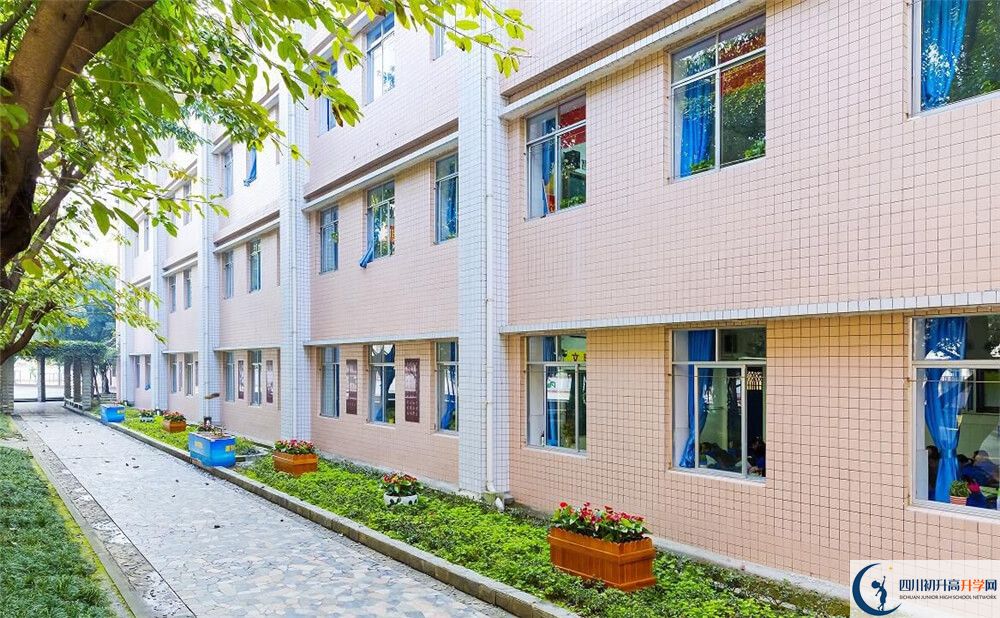成都市第四十九中學的高中住宿好不好？