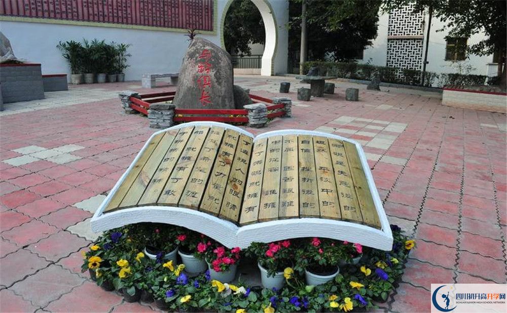 賈家中學(xué)一年的學(xué)費(fèi)是多少？