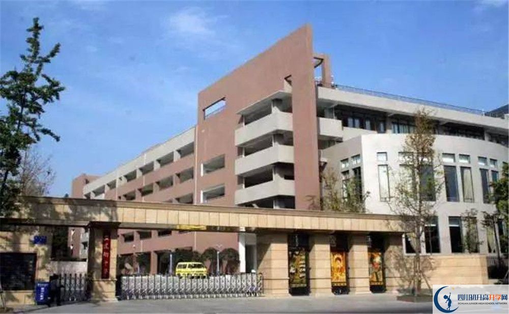 成都市田家炳中學(xué)的高中住宿好不好？