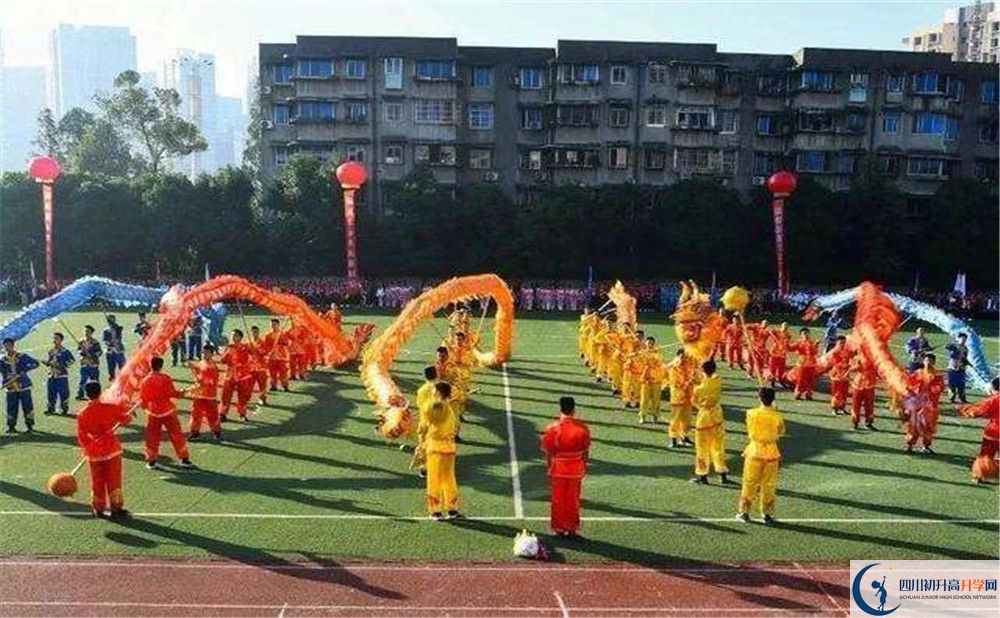 成都七中八一學校一學期的學費是多少？