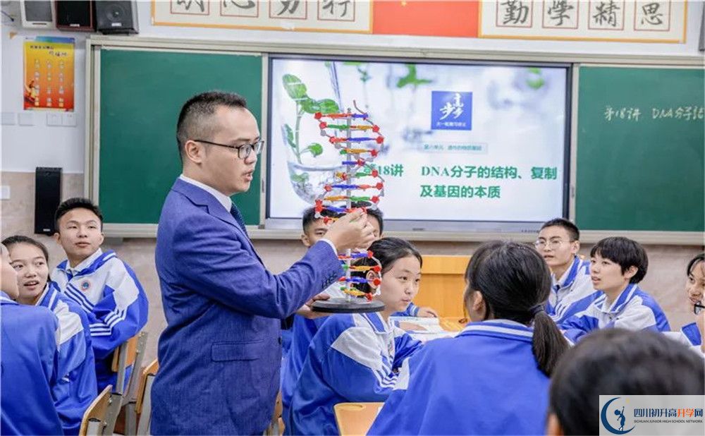 蒲江中學(xué)一年的學(xué)費(fèi)是多少？