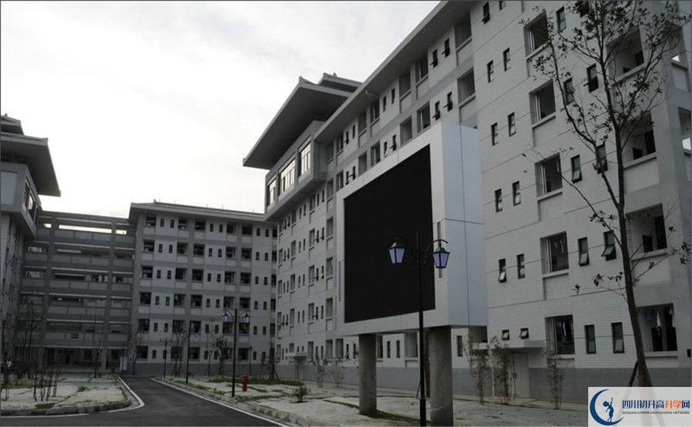 考成都石室中學北湖校區(qū)的分數(shù)線是多少？
