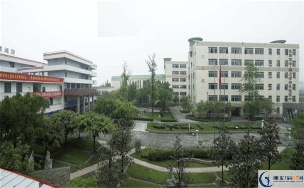 武侯高級(jí)中學(xué)的學(xué)費(fèi)一期是多少？