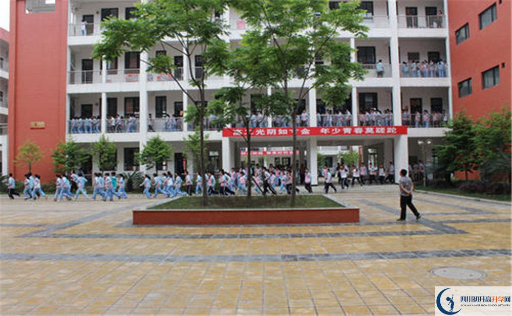 金堂中學(xué)的學(xué)費一期是多少？