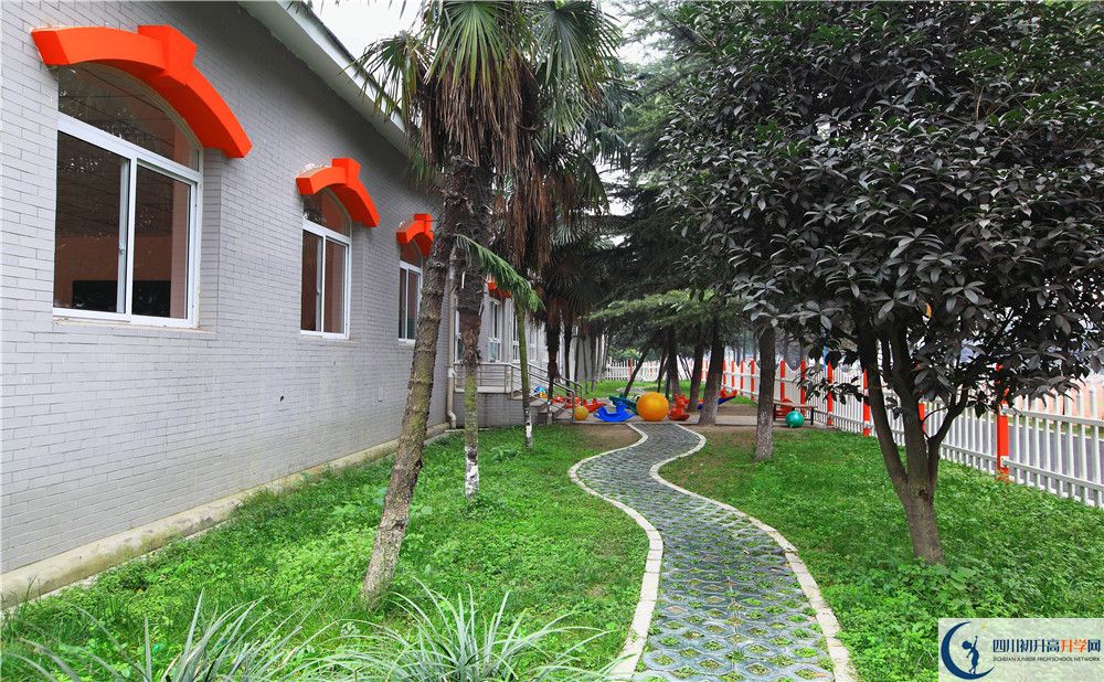 成都棠湖外國語學校住宿條件怎么樣？