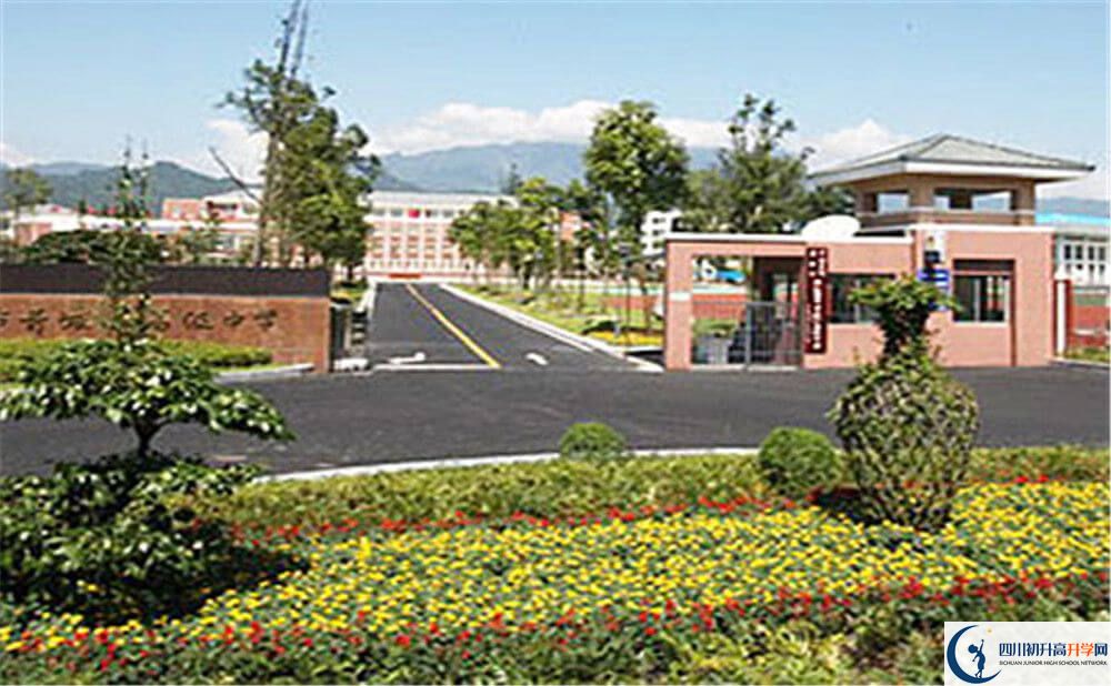 青城山高級(jí)中學(xué)住宿條件怎么樣？