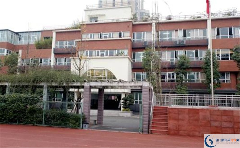 成都七中八一學校的住宿費用是多少？