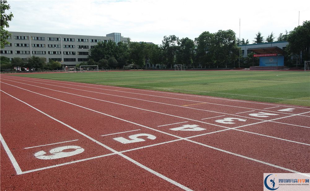 成都大學附屬中學住宿費用是多少？