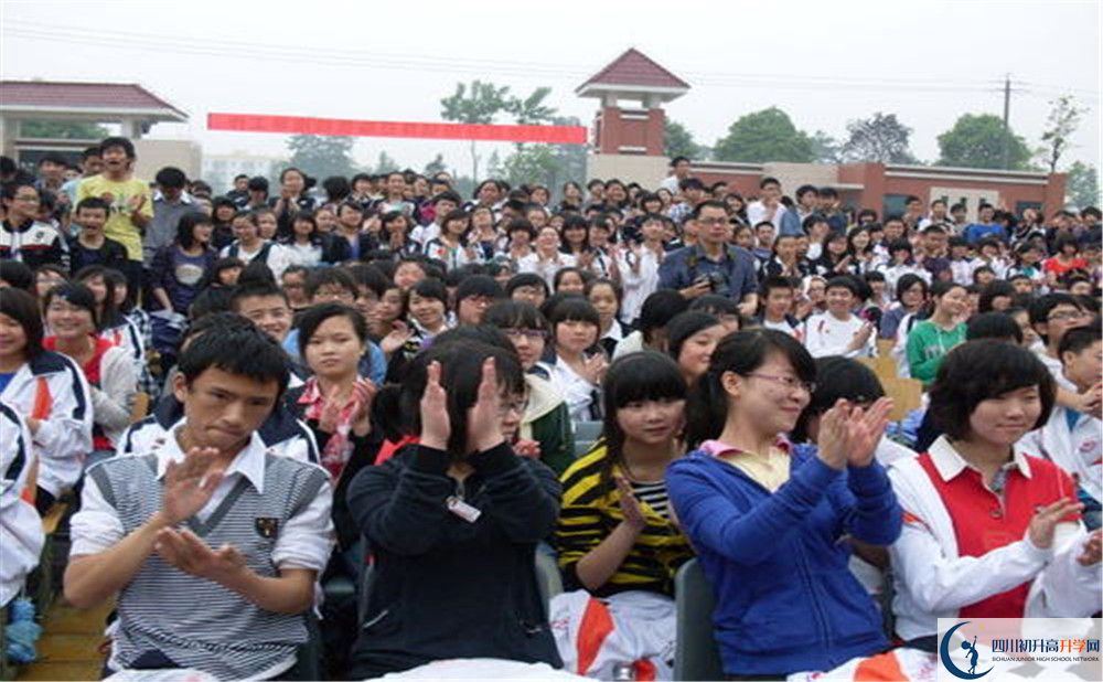 敖平中學(xué)住宿費(fèi)用是多少錢？