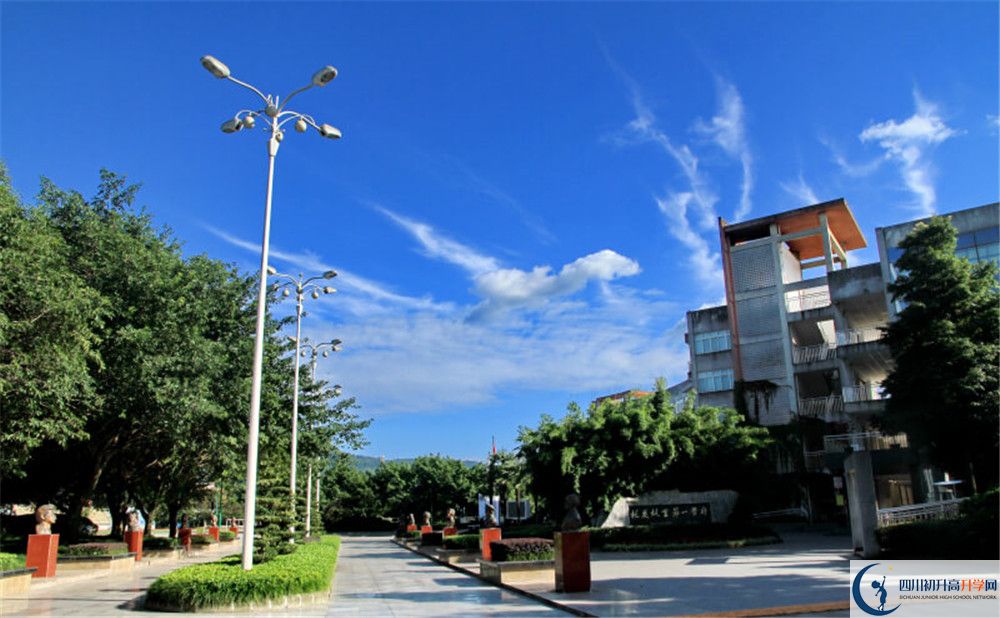 成都市龍泉中學(xué)的地址怎么走？