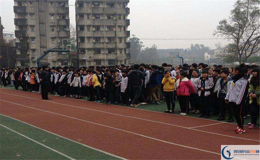 高板中學(xué)2020年外地生學(xué)費(fèi)是多少？