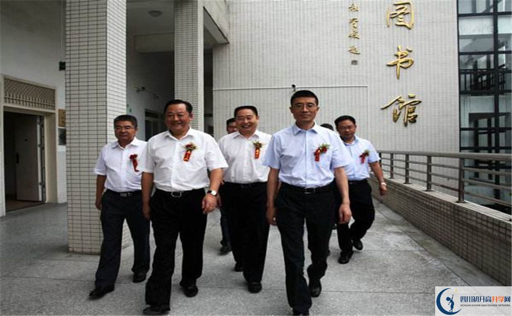 都江堰外國語實(shí)驗(yàn)學(xué)校是私立還是公立學(xué)校？