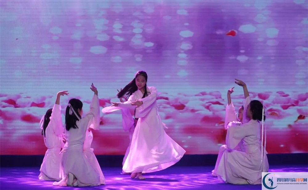 北京第二外國語學(xué)院成都附屬中學(xué)實(shí)驗(yàn)班人數(shù)是多少？