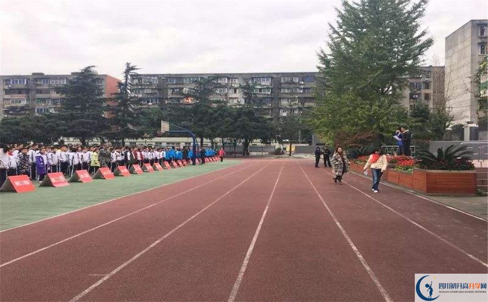 成都十八中實(shí)驗(yàn)班人數(shù)是多少？