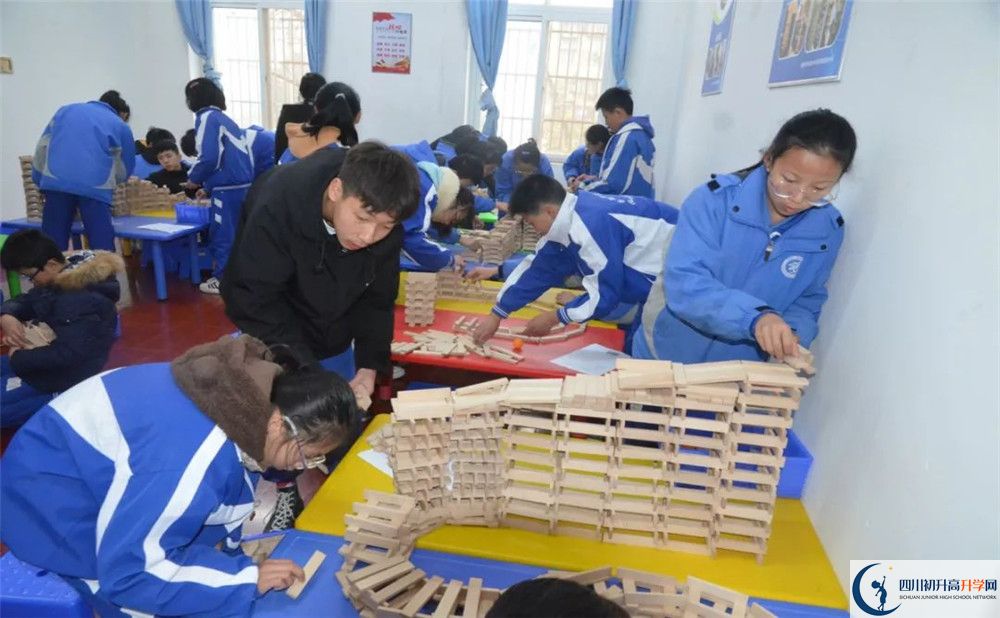 成都華西中學實驗班人數(shù)是多少？