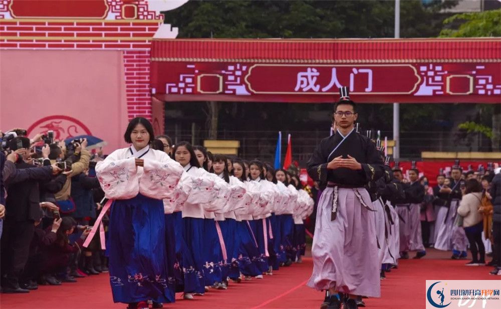 成都七中萬(wàn)達(dá)學(xué)校在校學(xué)生總?cè)藬?shù)是多少？