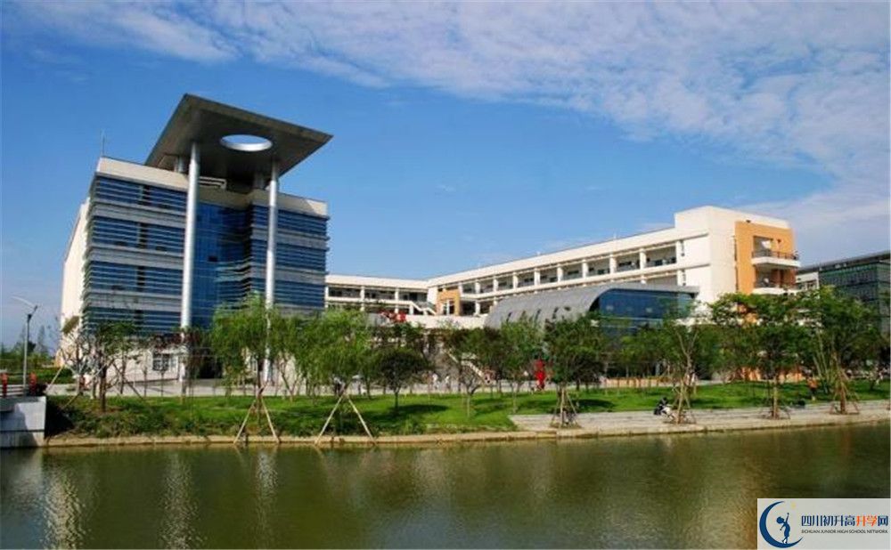 西南交通大學(xué)附屬中學(xué)在校學(xué)生總?cè)藬?shù)是多少？