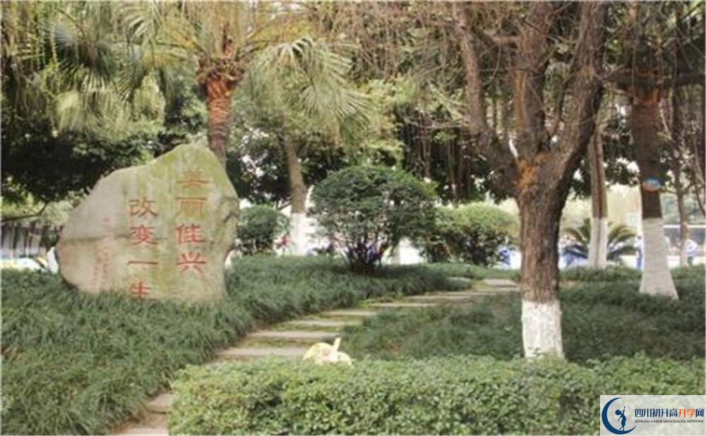 成都石室佳興外國(guó)語學(xué)校在校學(xué)生總?cè)藬?shù)是多少？