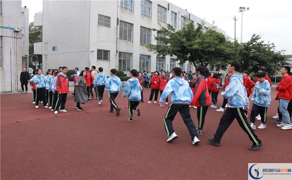 青白江中學補課嗎？