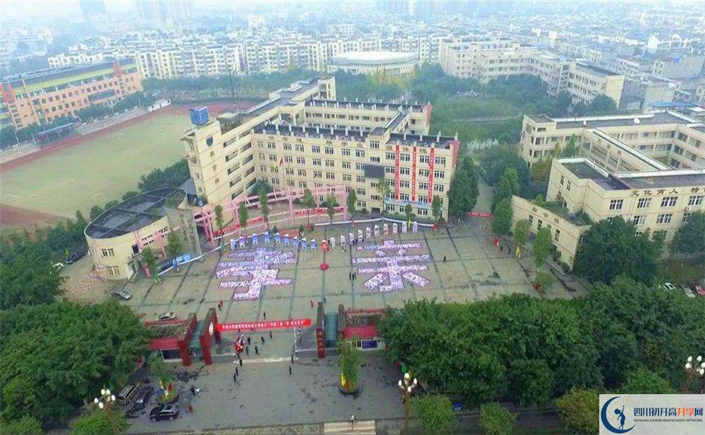 溫江二中在校學(xué)生總?cè)藬?shù)是多少？