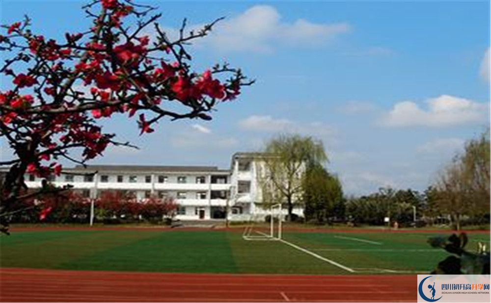 郫縣三中在校學(xué)生總?cè)藬?shù)是多少？