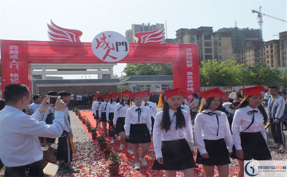 淮口中學(xué)在校學(xué)生總?cè)藬?shù)是多少？