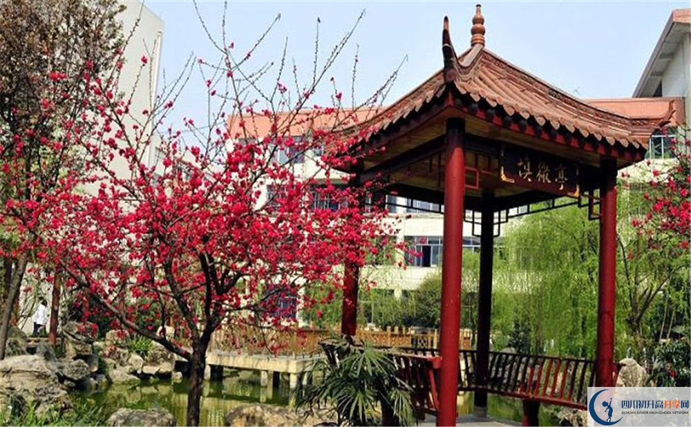 崇州市蜀城中學(xué)在哪里？
